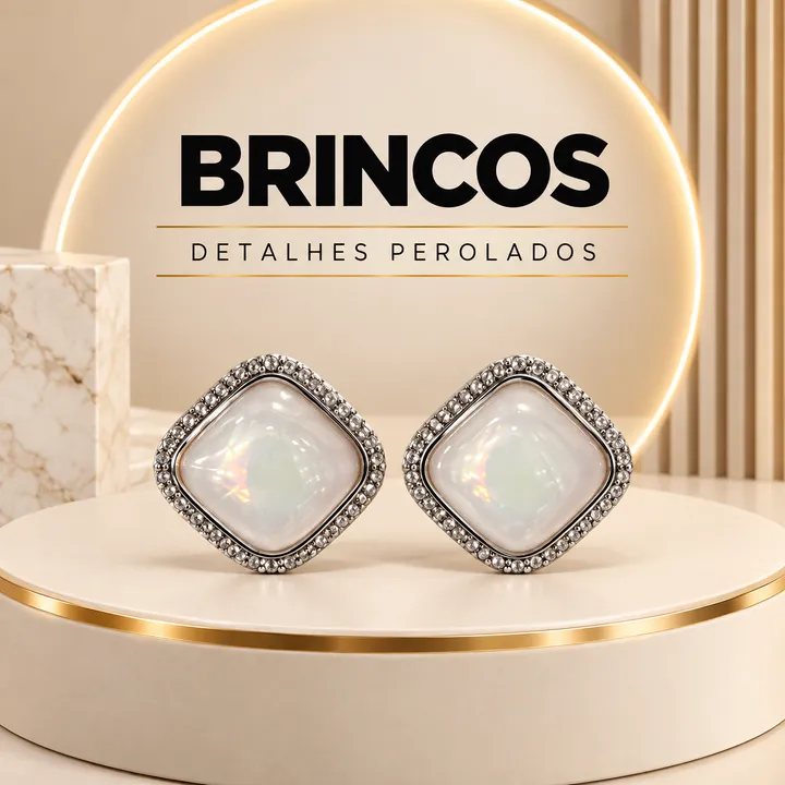 Brincos prateados com detalhes perolados